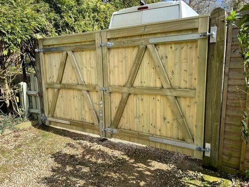 Adjustable gate hinges
